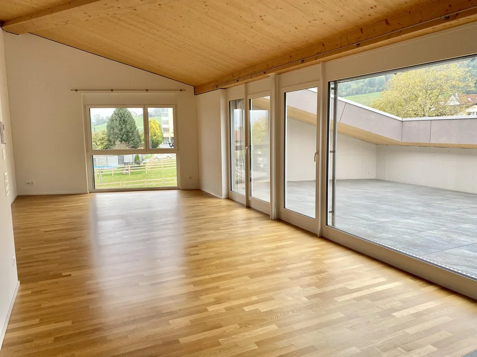 Moderne 4.5-Zimmer-Dachwohnung mit schöner Terrasse