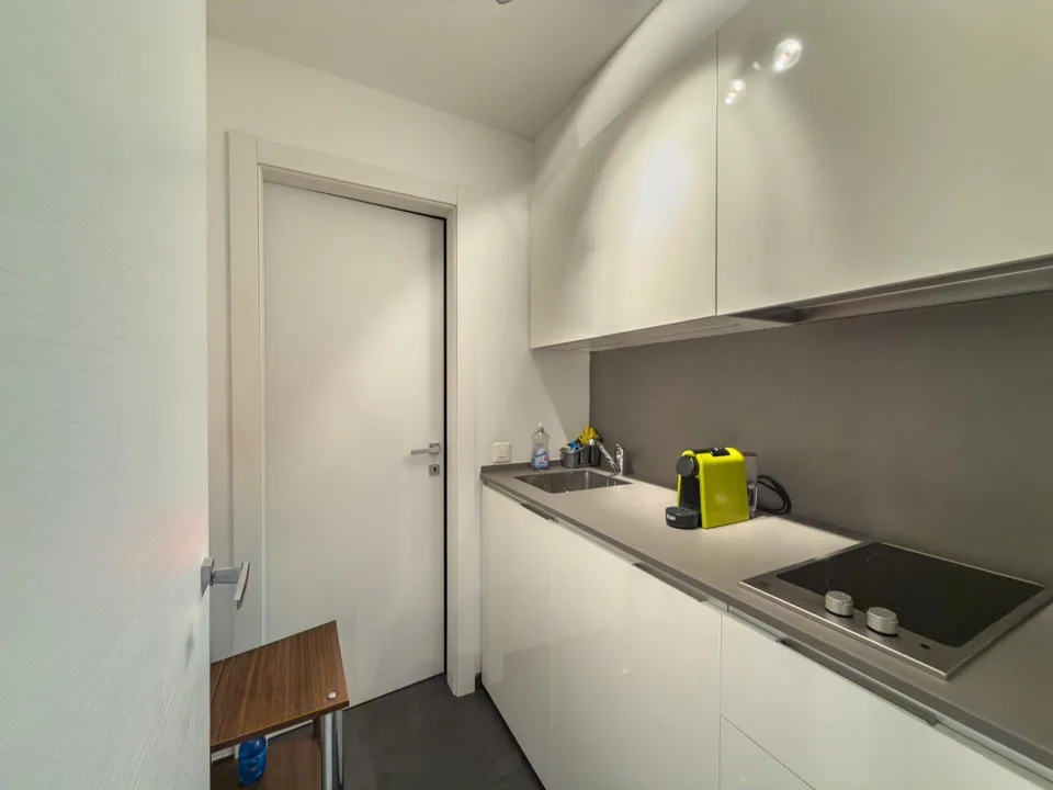 Ufficio open space a Massagno con vetrine su strada e 3 posti