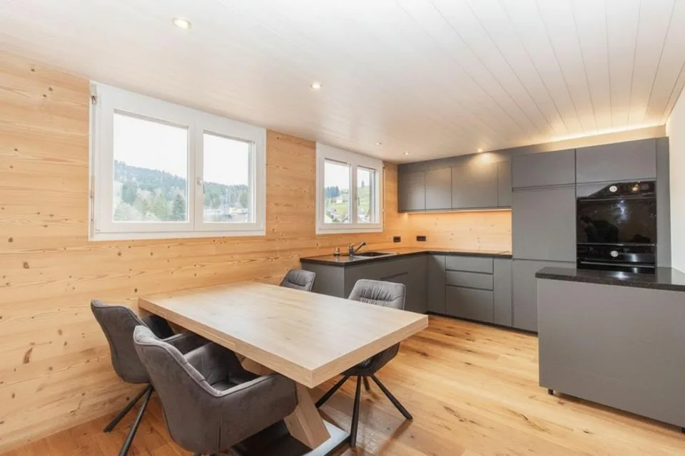 5.5-Zimmer-Maisonettewohnung mit sonnigem Balkon und moderner Ausstattung