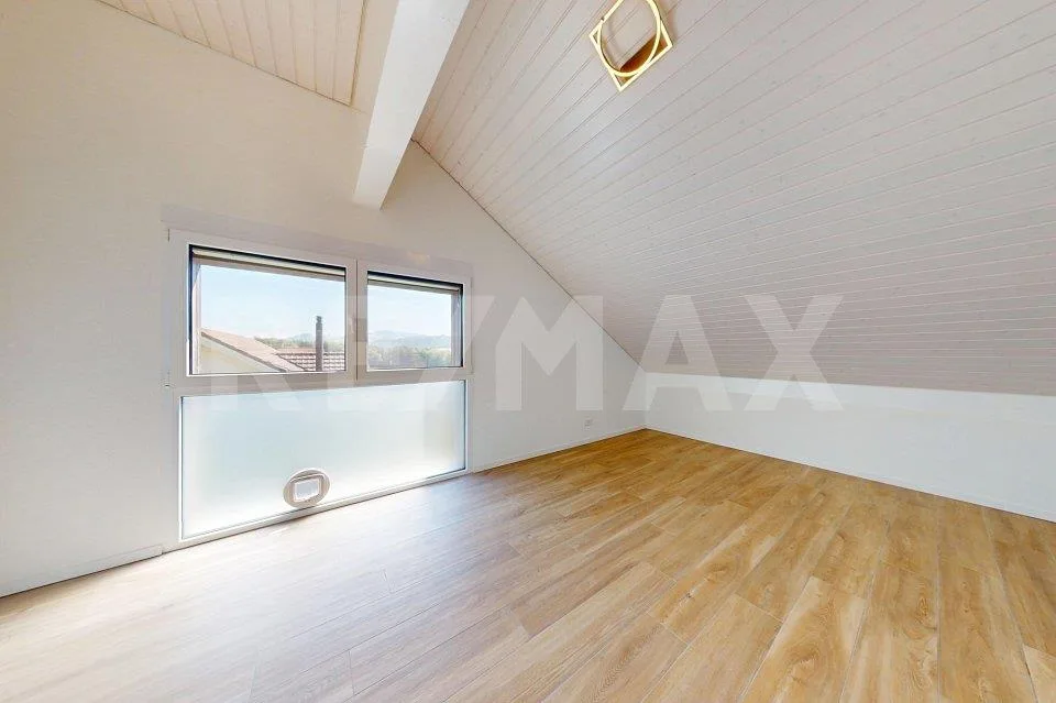 Moderne : 3.5Zimmer-Dachwohnung mit Weitsicht in Golaten (Kallnach)