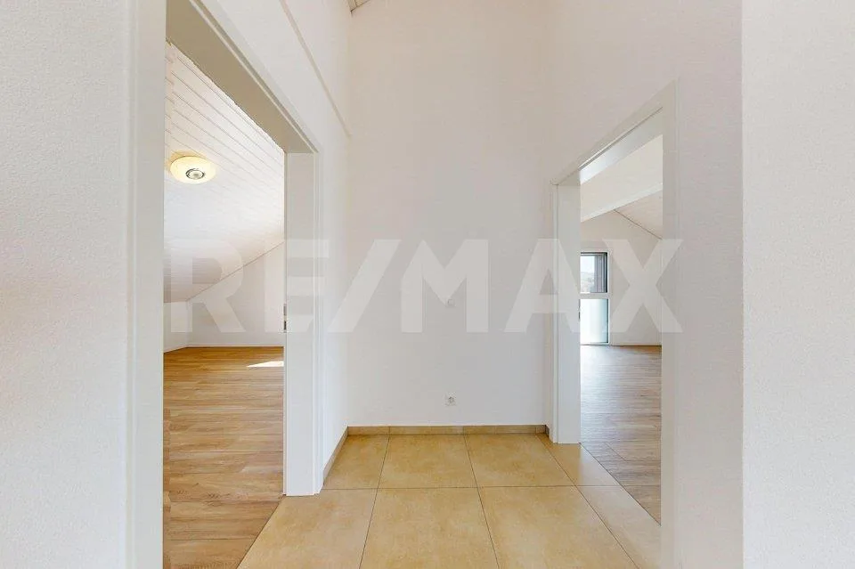 Moderne : 3.5Zimmer-Dachwohnung mit Weitsicht in Golaten (Kallnach)
