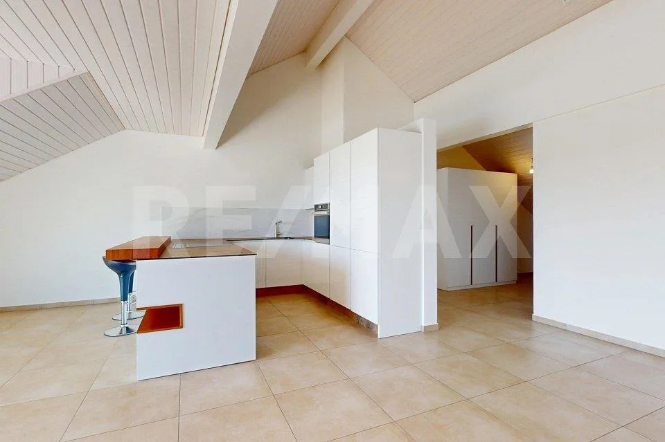 Moderne : 3.5Zimmer-Dachwohnung mit Weitsicht in Golaten (Kallnach)