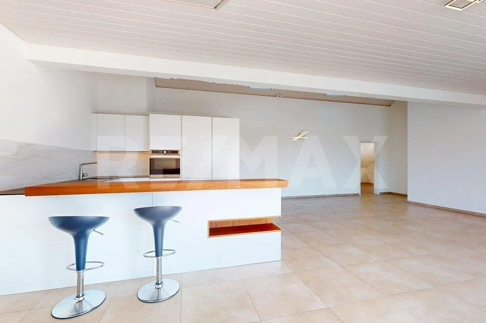 Moderne : 3.5Zimmer-Dachwohnung mit Weitsicht in Golaten (Kallnach)