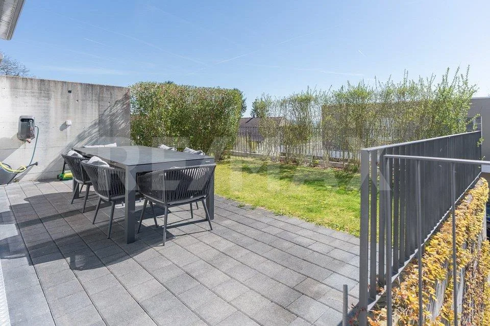 Living in the Green: 4.5 Room Semi-Detached House for Families
