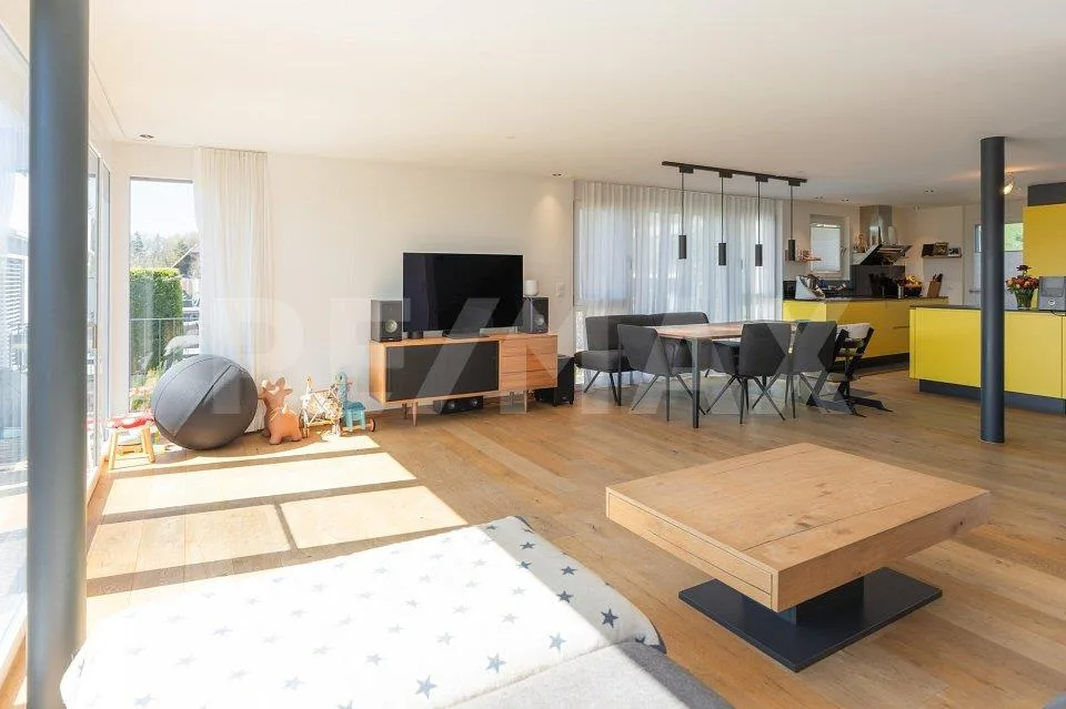 Living in the Green: 4.5 Room Semi-Detached House for Families