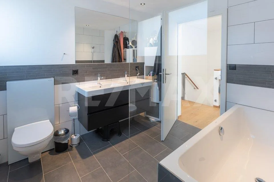 Living in the Green: 4.5 Room Semi-Detached House for Families