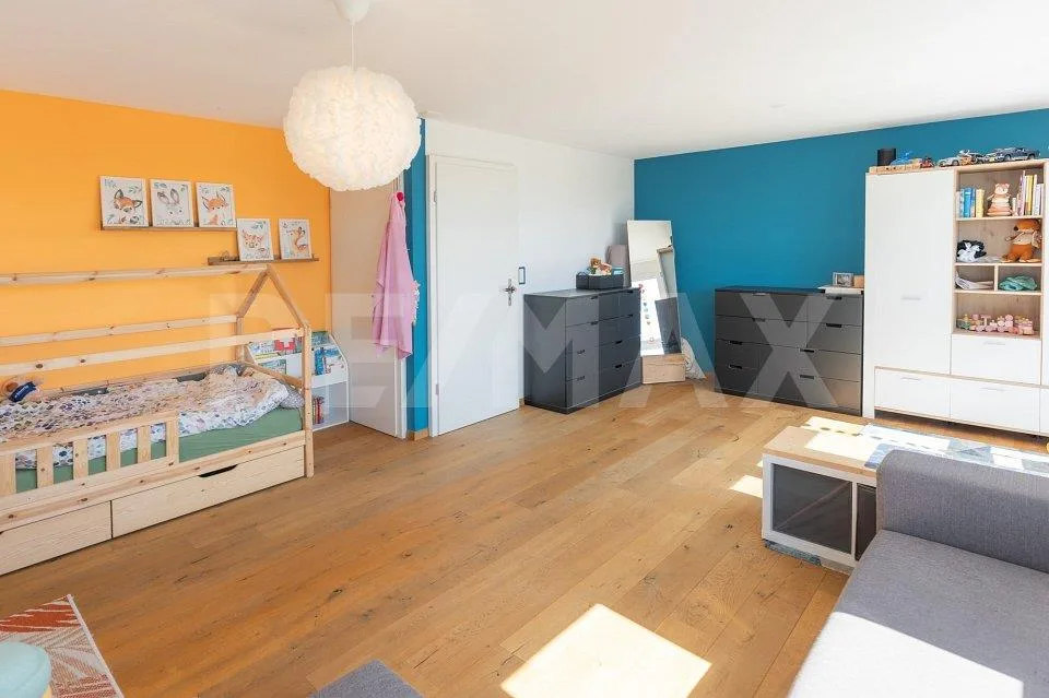 Living in the Green: 4.5 Room Semi-Detached House for Families