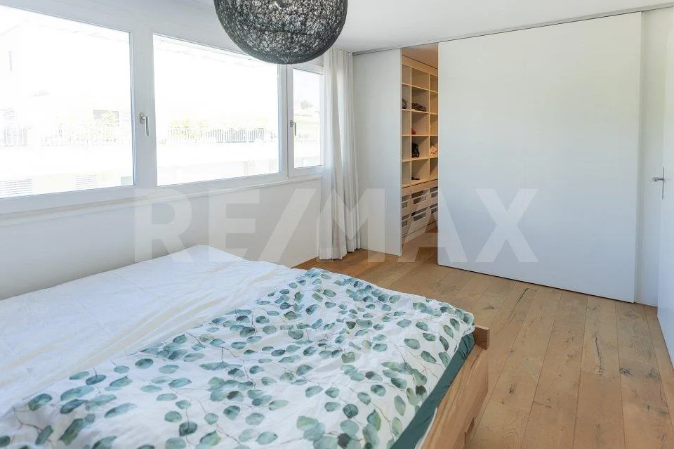 Living in the Green: 4.5 Room Semi-Detached House for Families