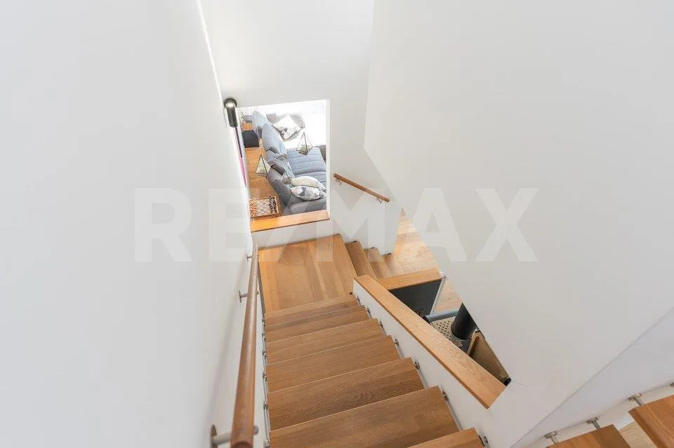 Living in the Green: 4.5 Room Semi-Detached House for Families