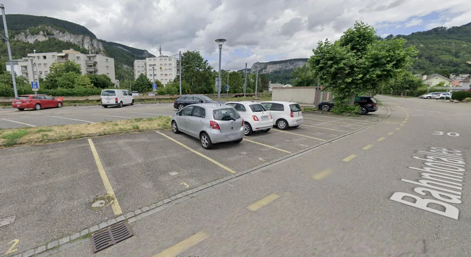 Aussenparkplätze direkt beim Bahnhof Oensingen