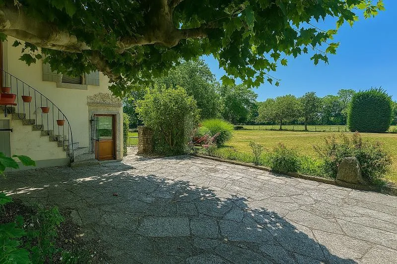 RIVE GAUCHE : VILLA JUMELÉE AU CADRE DEXCEPTION
