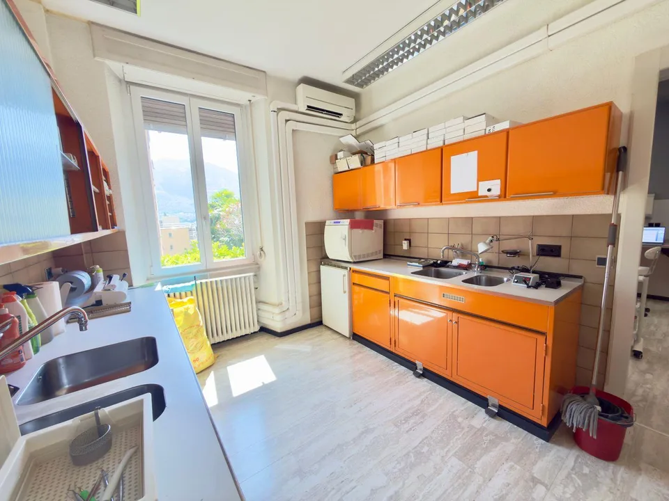 Elegante spazio commerciale in villa storica in posizione strategica