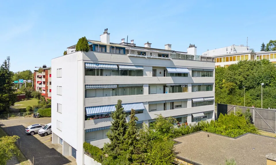 Zentrale 2.5-Zimmer-Wohnung mit Parkplatz und Potenzial
