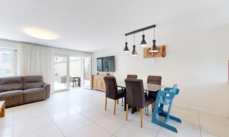 Maison mitoyenne rénovée de 4,5 pièces dans un lieu familial