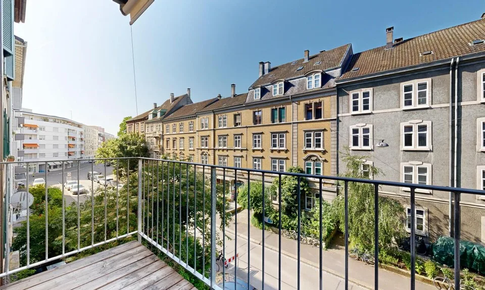 Ambiance de loft stylée avec deux balcons à Bâle