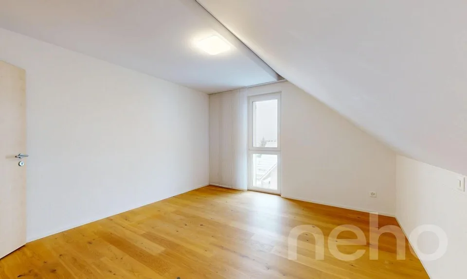 Bright 4.5-room attic apartment in Weiningen