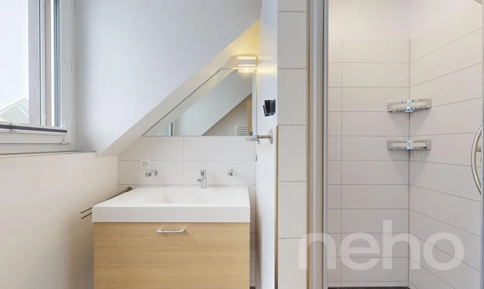 Bright 4.5-room attic apartment in Weiningen