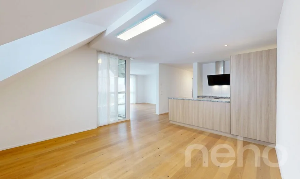 Bright 4.5-room attic apartment in Weiningen