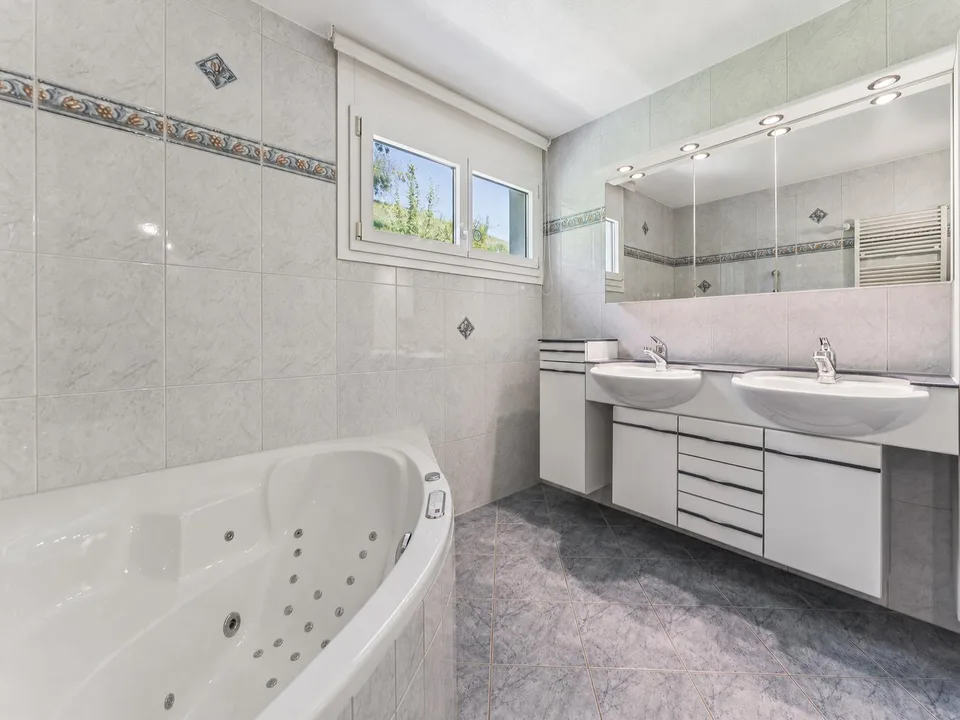 5.5-Zimmer-Einfamilienhaus mit Pool und traumhafter Panoramasicht