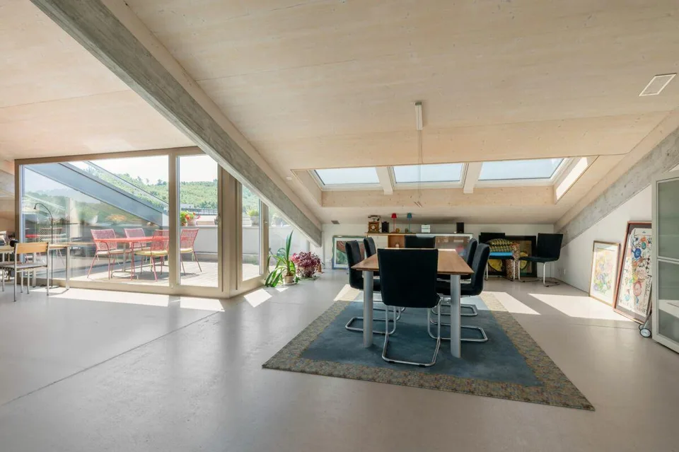 Exklusives Penthouse im obersten Stockwerk mit zwei Terrassen, überwiegend offener Grundriss mit rund 181 m2