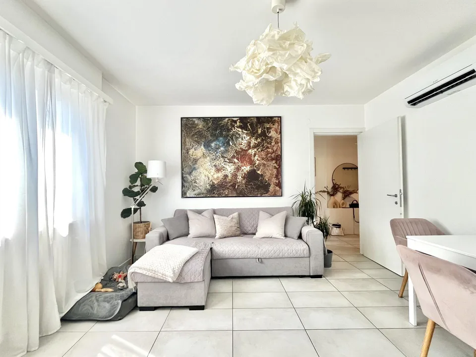 APPARTEMENT MODERNE 2.5 PIÈCES AVEC TERRASSE CONFORTABLE À PARADISO