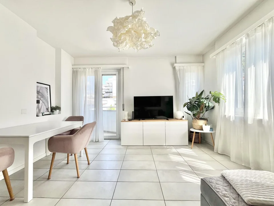 APPARTEMENT MODERNE 2.5 PIÈCES AVEC TERRASSE CONFORTABLE À PARADISO