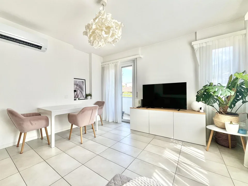 APPARTEMENT MODERNE 2.5 PIÈCES AVEC TERRASSE CONFORTABLE À PARADISO