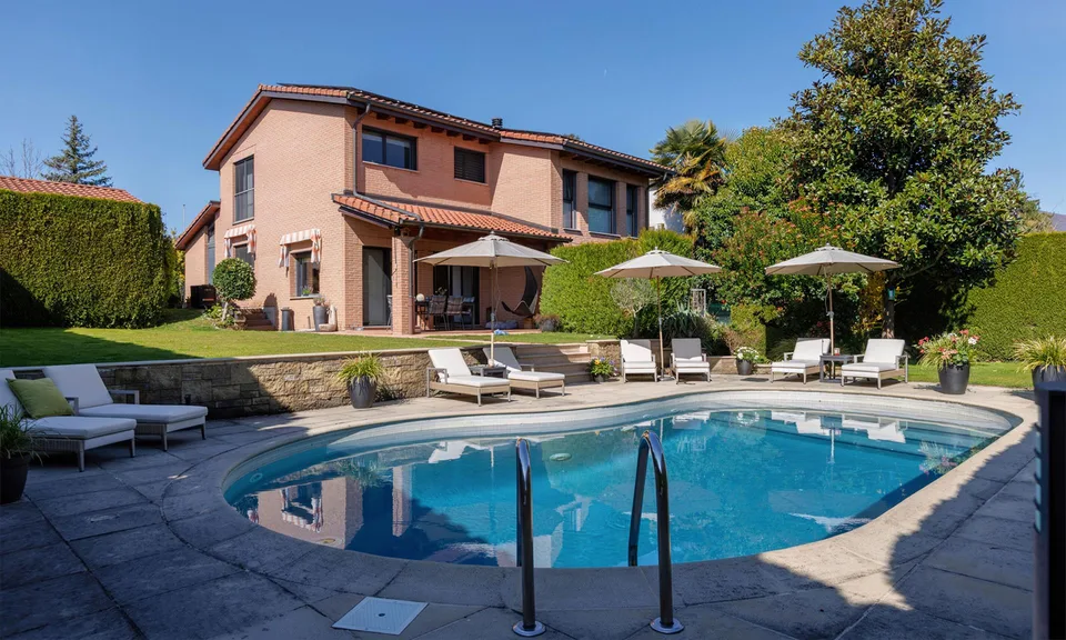 MAGNIFICA E AMPIA VILLA DI 5.5 LOCALI CON PISCINA A STABIO
