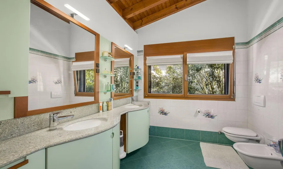 Großzügige und luxuriöse 5.5-Zimmer-Villa mit Pool in Stabio