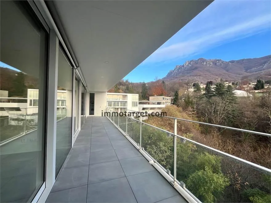Dino: elegante 3.5 locali con terrazza e vista monti