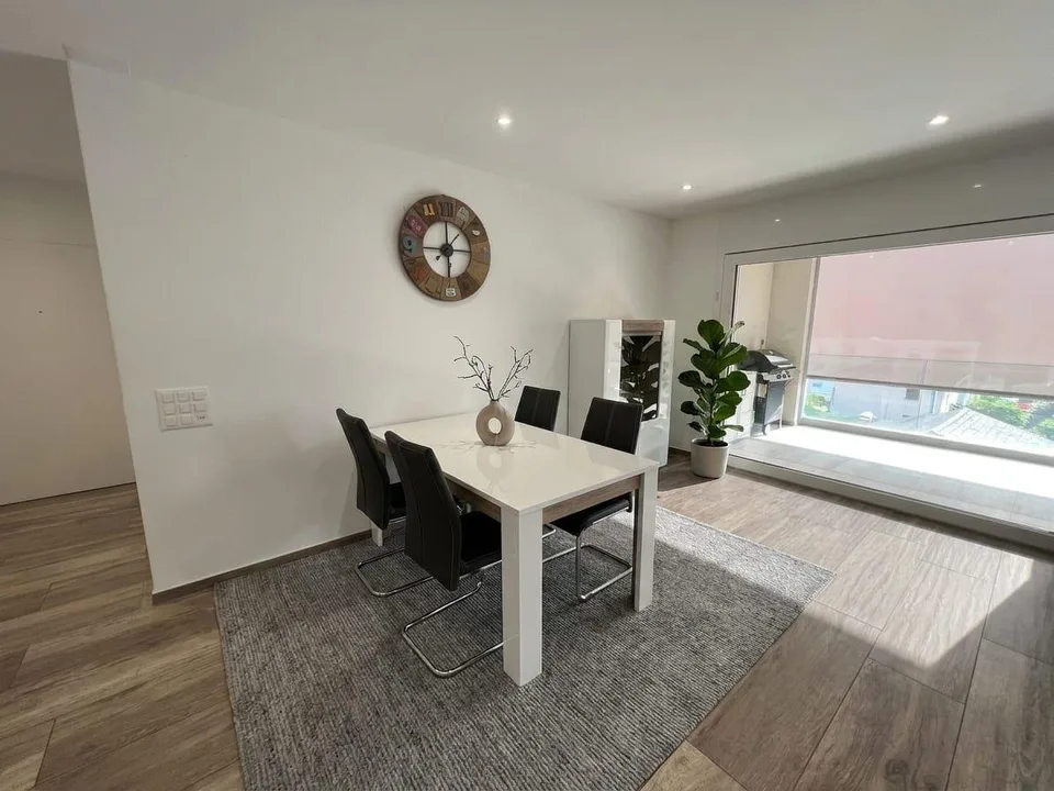 Appartement moderne de 3,5 pièces avec loggia à Claro