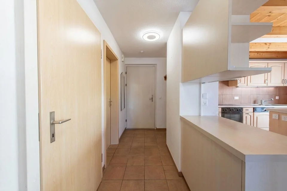 Una casa per stare bene - ambiente di vita luminoso, caminetto e terrazza soleggiata