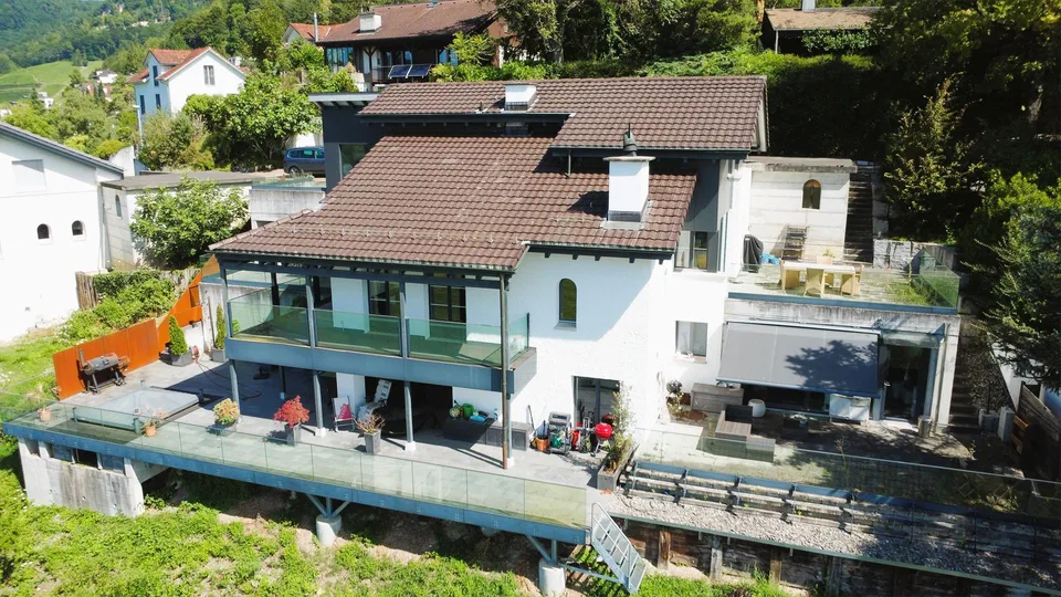 Exklusives Wohnen mit Aussicht: Einfamilienhaus mit Einliegerwohnung