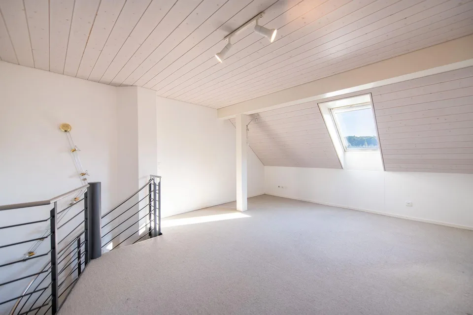 Centralement et calmement situé : Appartement duplex de 3,5 pièces lumineux avec jardin d'hiver et balcon
