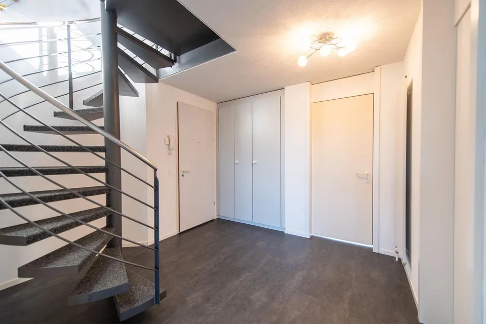Centralement et calmement situé : Appartement duplex de 3,5 pièces lumineux avec jardin d'hiver et balcon