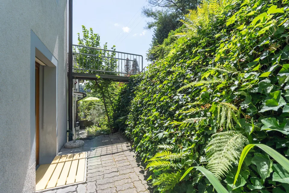 5.5-room row house with outdoor seating areas, two balconies, and a parking space