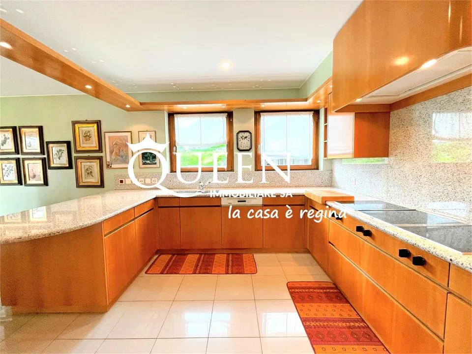 Vacallo: villa, 9.5 rooms, 625 sqm, large garden, elevator to floors