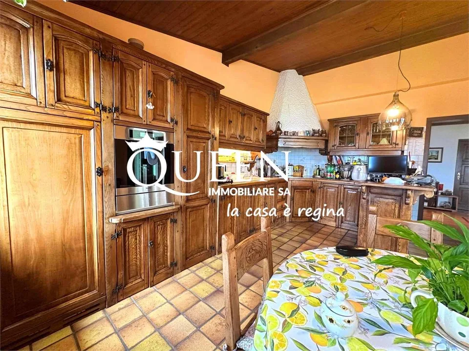 Morbio Superiore: Villa mit 10,5 Zimmern, 304 m², großem Garten, Blick auf