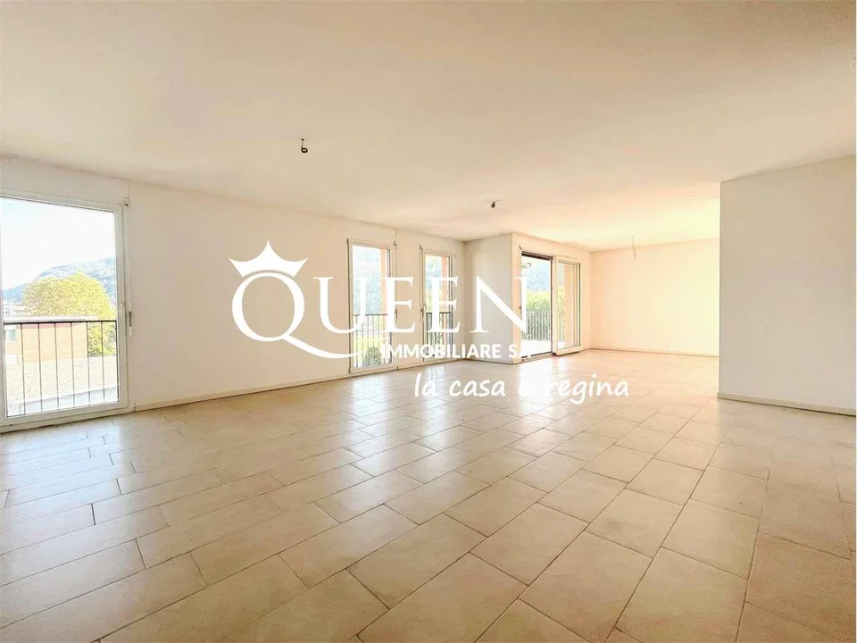 Chiasso: penthouse de 4,5 pièces, 140 m², balcons, vue dégagée et jardin