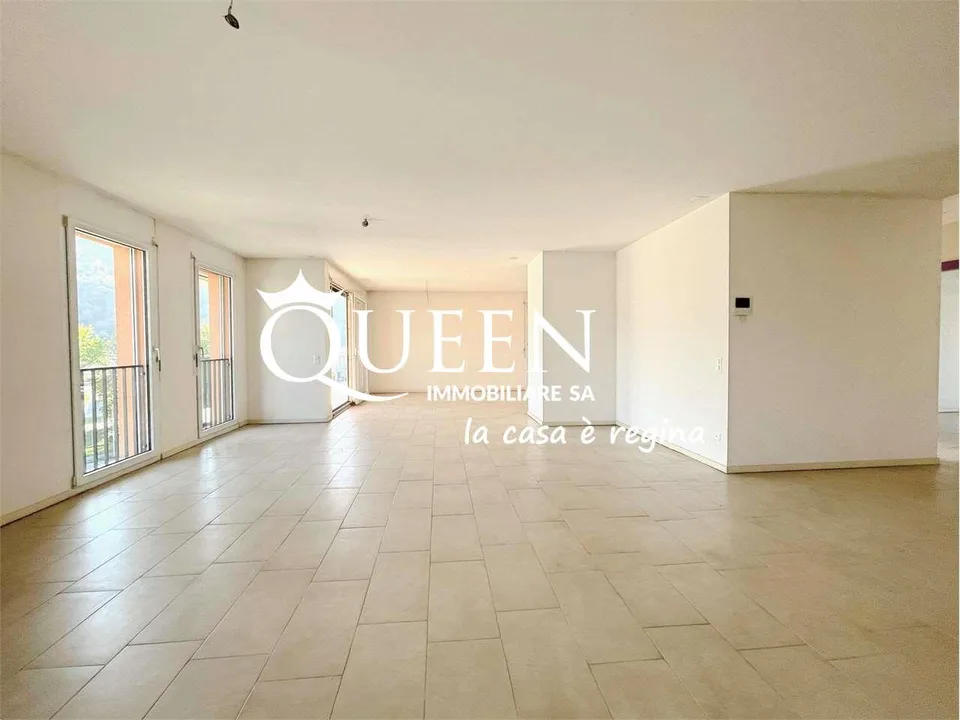 Chiasso: penthouse de 4,5 pièces, 140 m², balcons, vue dégagée et jardin