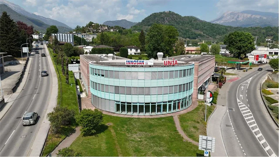Ufficio con grande vetrina al piano terra; "Uovo di Manno"