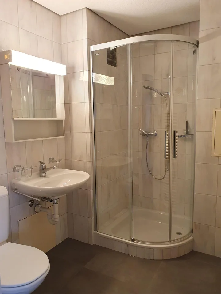 Helle 2 Zimmer Dachwohnung mit Galerie