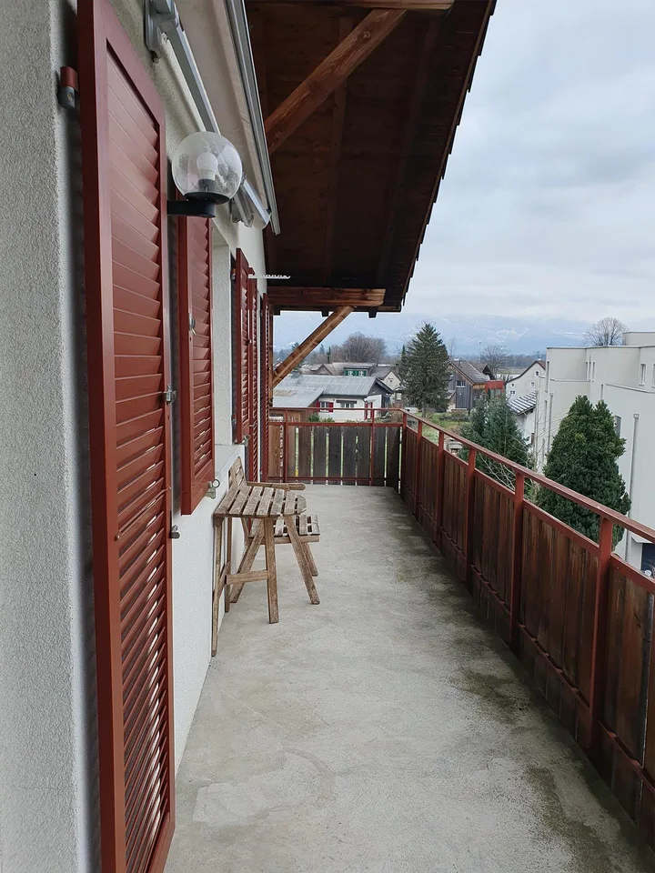 Helle 2 Zimmer Dachwohnung mit Galerie