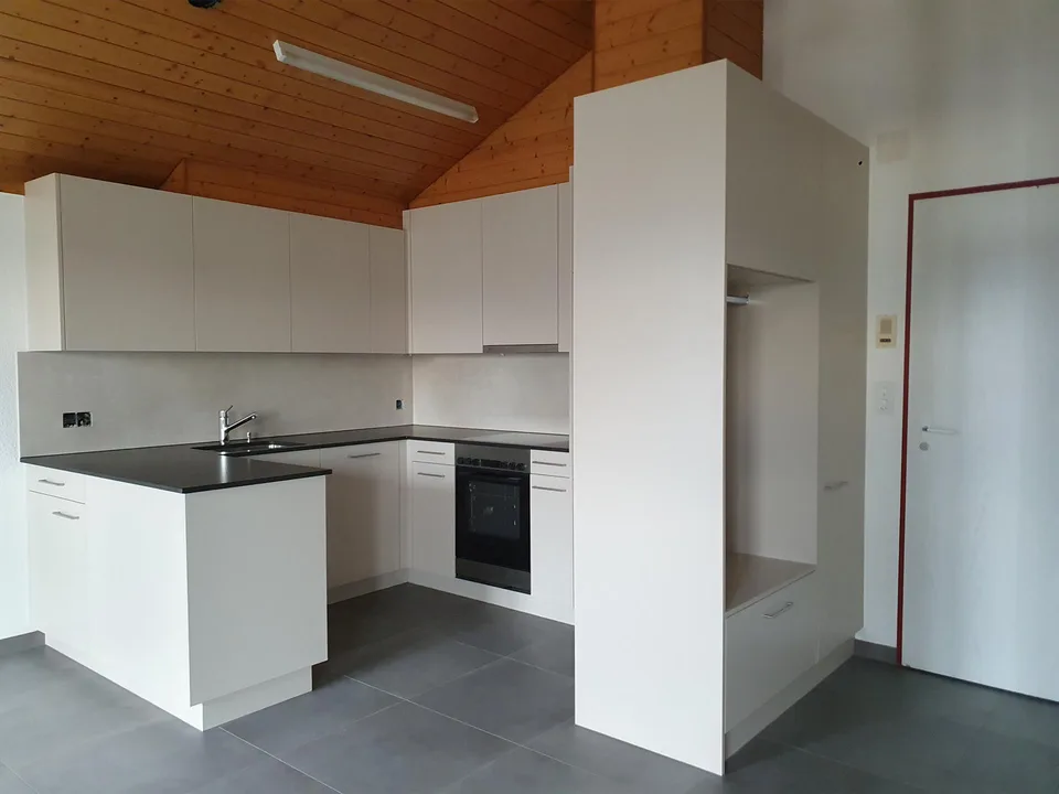 Helle 2 Zimmer Dachwohnung mit Galerie
