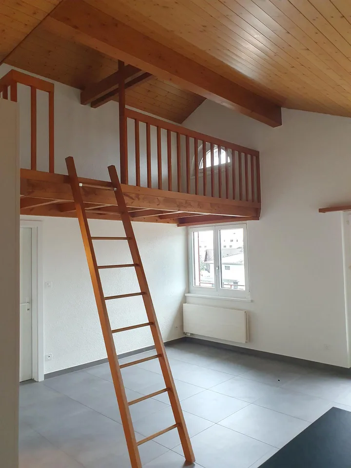 Helle 2 Zimmer Dachwohnung mit Galerie