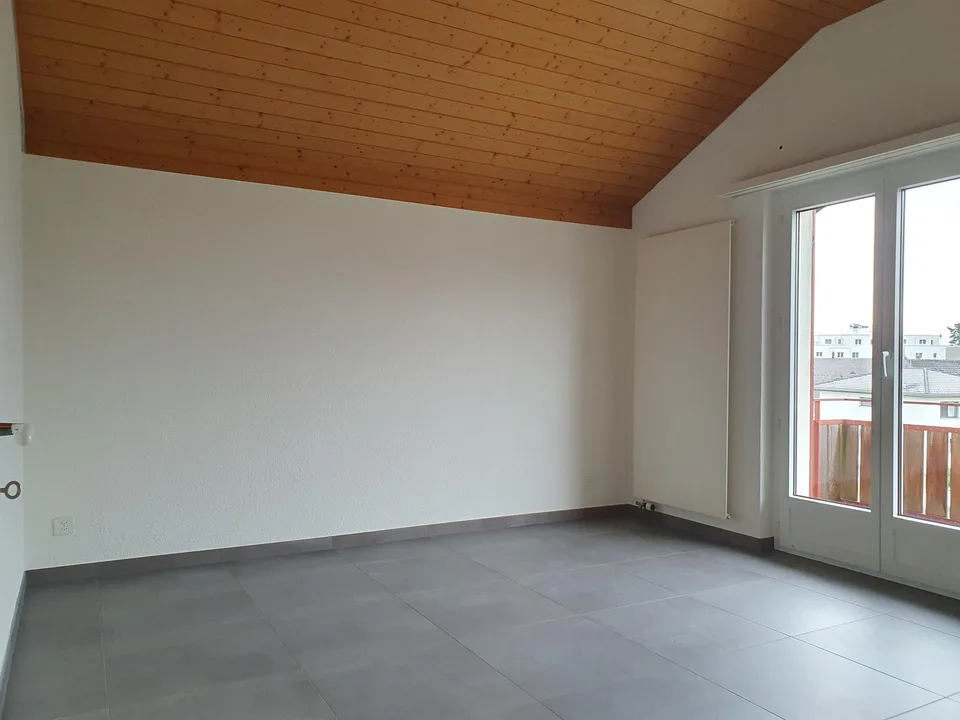 Helle 2 Zimmer Dachwohnung mit Galerie