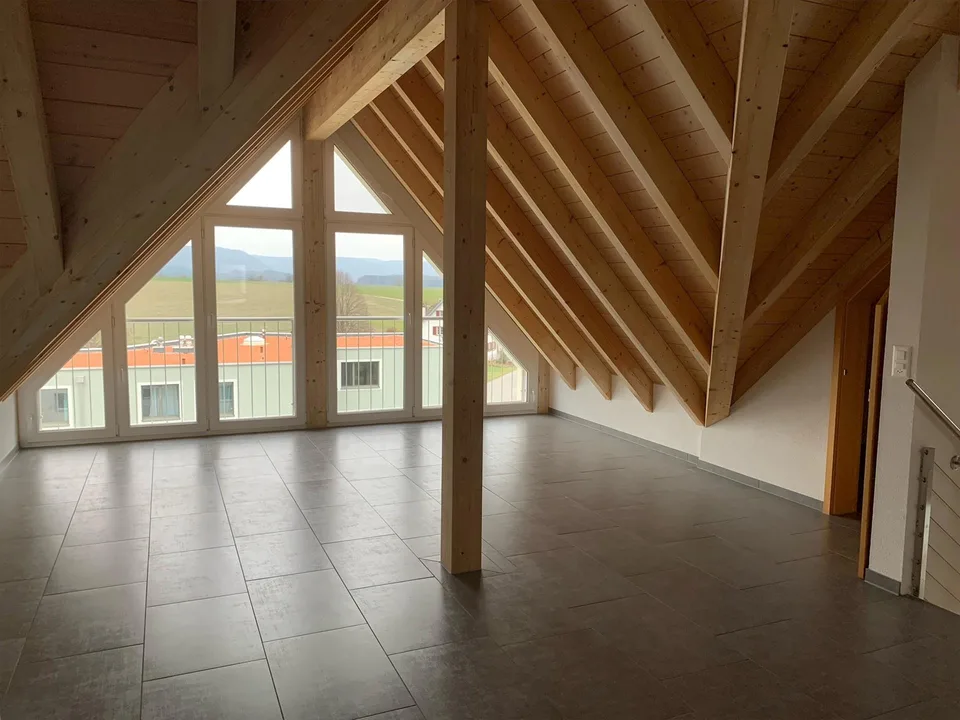 Grosse, helle Maisonette-Wohnung mit Balkon