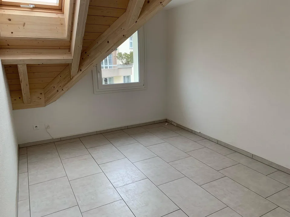 Grosse, helle Maisonette-Wohnung mit Balkon