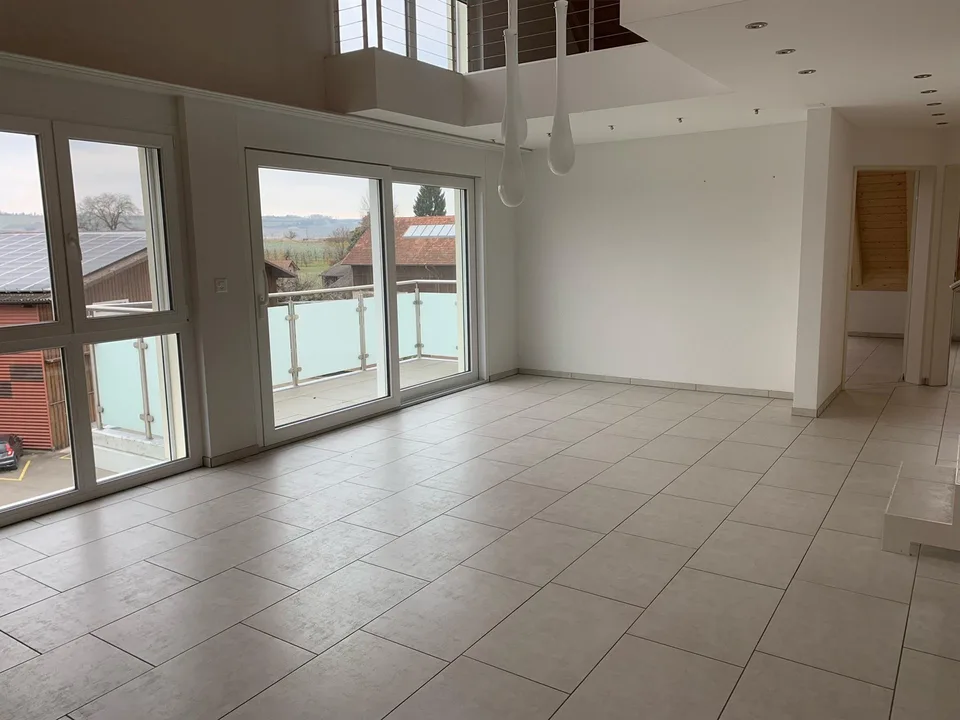 Grosse, helle Maisonette-Wohnung mit Balkon