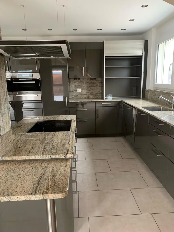 Grosse, helle Maisonette-Wohnung mit Balkon